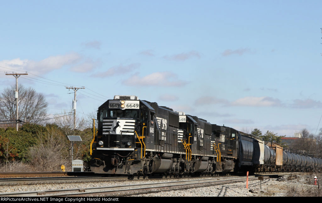 NS 6649 leads train P84 towards Linwood Yard